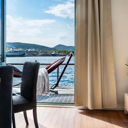 New! Sea Front Apt. With Terrace Above The Sea! Bergen