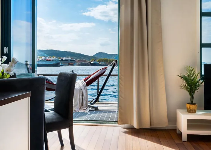 New! Sea Front Apt. With Terrace Above The Sea! Bergen